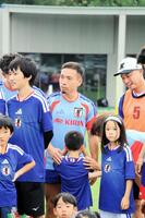 泣いてしまった子供をなぐさめる長友佑都
