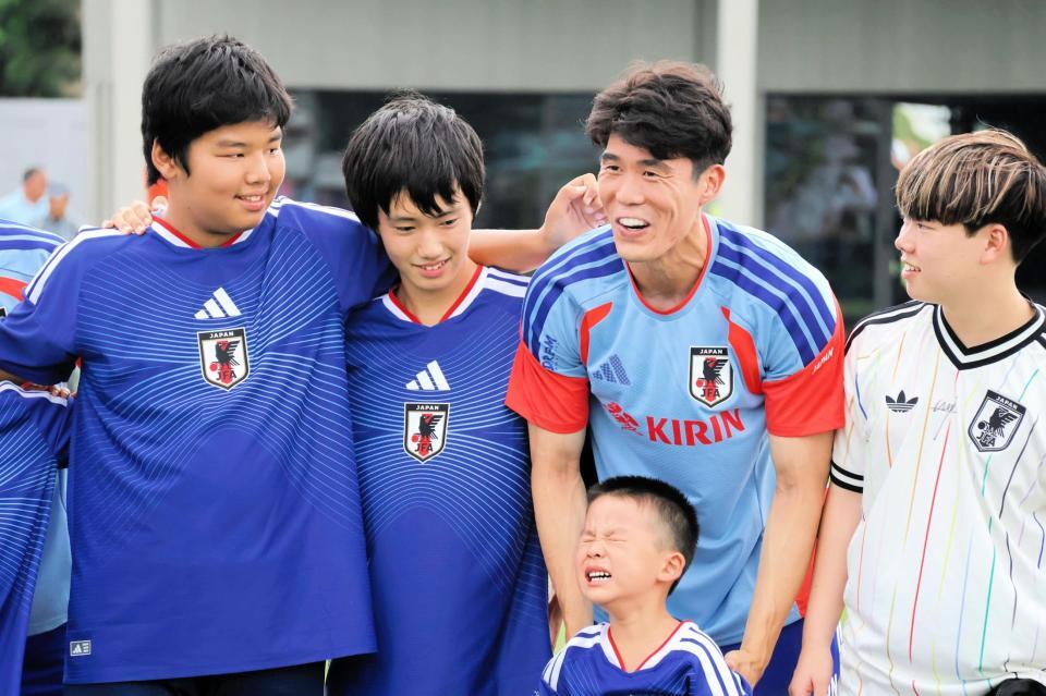 泣きわめく子供に慌てるＤＦ冨安健洋