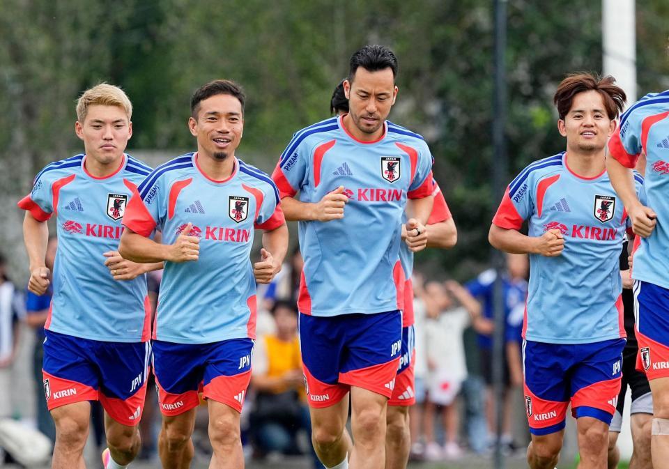事前合宿で調整する（左から）堂安、長友、吉田、久保＝モンテレイ近郊（共同）