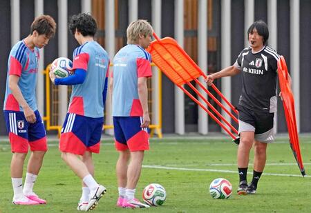 　事前合宿でＦＫの練習をする（右から）中村コーチ、伊東ら