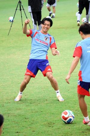 練習中、笑顔を見せる中村敬斗