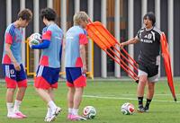 　事前合宿でＦＫの練習をする（右から）中村コーチ、伊東ら