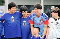 泣きわめく子供に慌てるＤＦ冨安健洋