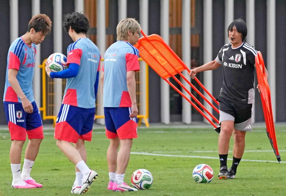 　事前合宿でＦＫの練習をする（右から）中村コーチ、伊東ら