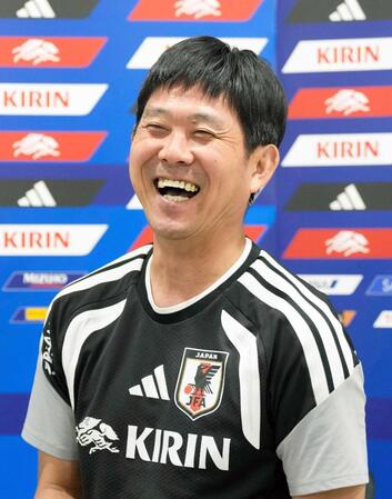 　事前合宿を終え、取材対応で笑顔を見せる森保監督（共同）