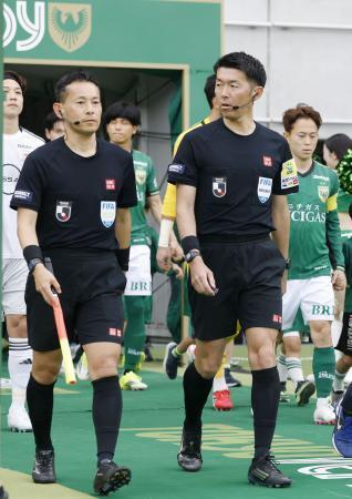 　サッカーＷ杯北中米３カ国大会１次リーグＤ組米国-パラグアイの第４審判に割り当てられた荒木友輔氏（右）と予備副審の三原純氏＝５月、味の素スタジアム