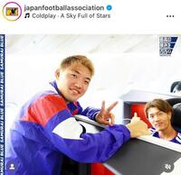 堂安律（左）と小川航基。日本サッカー協会の公式インスタグラム＠ｊａｐａｎｆｏｏｔｂａｌｌａｓｓｏｃｉａｔｉｏｎより