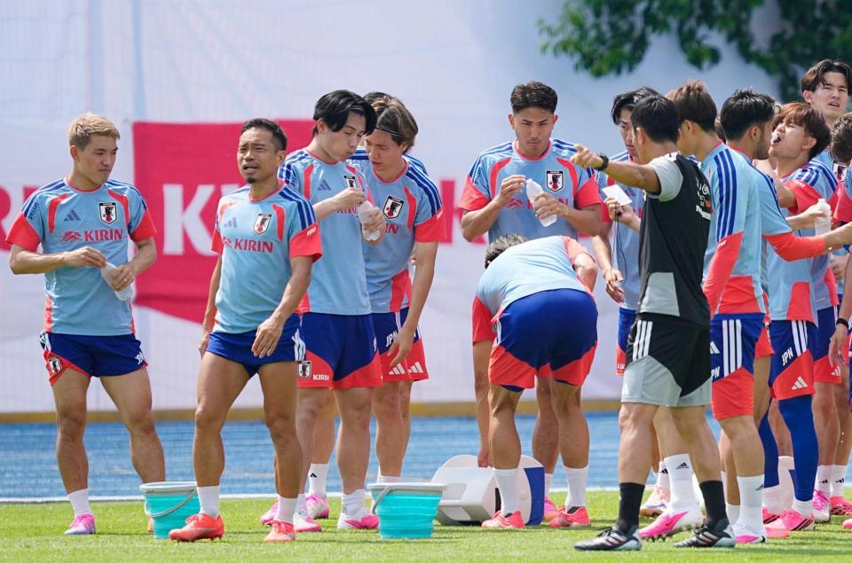 　暑さのなか調整し、水分補給する日本代表＝３日（共同）