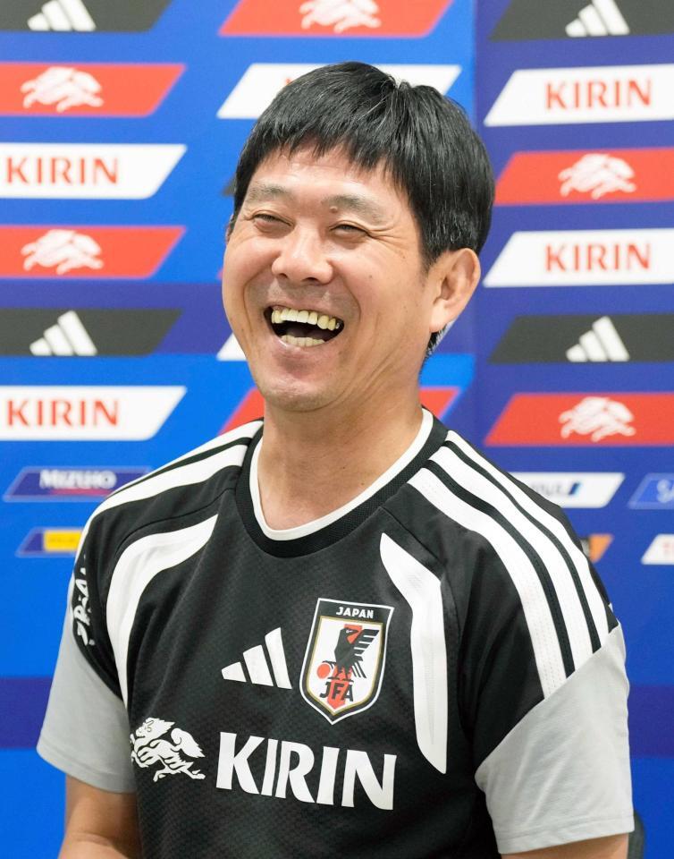 　事前合宿を終え、取材対応で笑顔を見せる森保監督（共同）