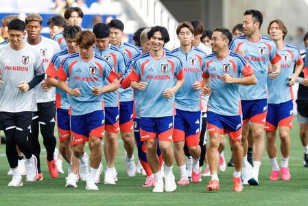 　「メンター」の立場で日本代表に同行し、ジョギングする南野（中央）