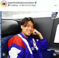 機内でくつろぐ中村敬斗。日本サッカー協会の公式インスタグラム＠ｊａｐａｎｆｏｏｔｂａｌｌａｓｓｏｃｉａｔｉｏｎより 