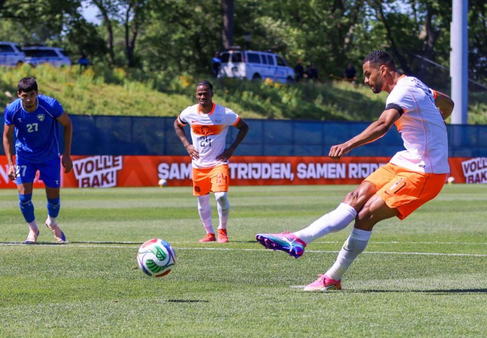 　国際親善試合のウズベキスタン戦でＰＫを決めるオランダのハクポ（右）＝ニューヨーク（ＩＳＩ　Ｐｈｏｔｏｓ提供・ゲッティ＝共同）
