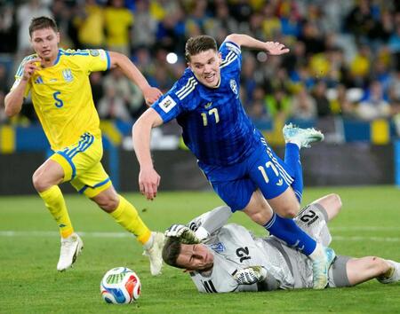 　ウクライナとのＷ杯欧州予選プレーオフ準決勝でプレーするスウェーデン代表・ヨケレス（ＡＰ＝共同）