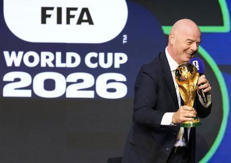 　サッカーＷ杯北中米３カ国大会の日程発表会に出席したＦＩＦＡのインファンティノ会長＝昨年１２月、米ワシントン（共同）