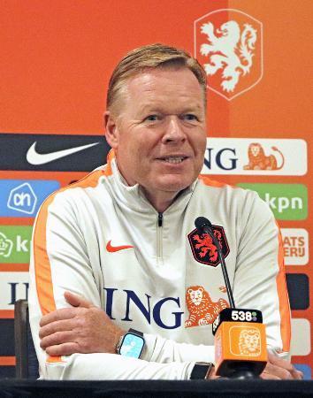 　オランダのクーマン監督＝７日、米ニューヨーク近郊（共同）