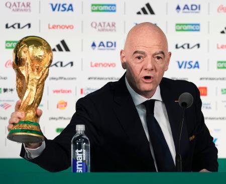 　サッカーＷ杯北中米３カ国大会の開幕を前に、記者会見するＦＩＦＡのインファンティノ会長＝１０日、メキシコ市（共同）