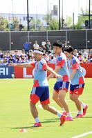 日の丸ヘアバンド姿でアップするＤＦ長友佑都（手前）