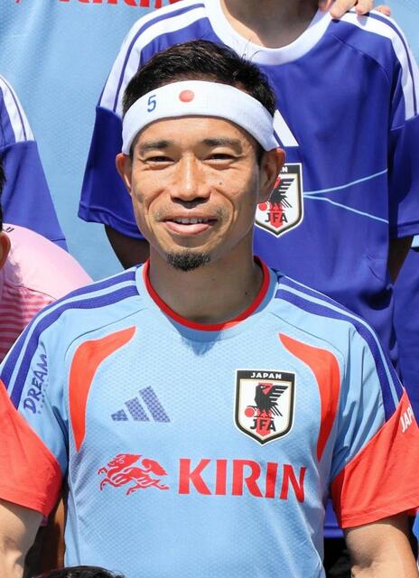 ヘアバンド姿で子どもたちと笑顔で記念撮影を行った長友佑都