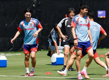 オランダ戦に向けた練習に参加した南野（左）＝共同