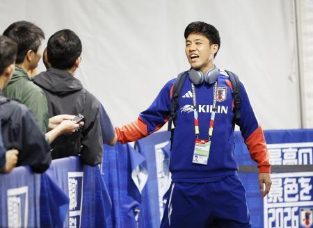１０日、サッカーＷ杯北中米３カ国大会１次リーグのオランダ戦に向けた練習を終え、引き揚げる遠藤航（共同）