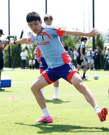 １０日、サッカーＷ杯北中米３カ国大会１次リーグのオランダ戦に向け調整する遠藤航（共同）