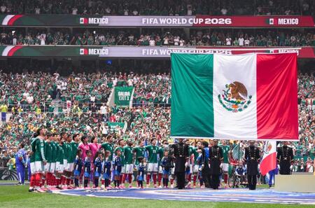 南アフリカ戦の試合前セレモニーで整列するメキシコの選手たち（共同）
