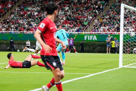 後半、決勝ゴールを決める韓国・呉賢揆（左）＝共同