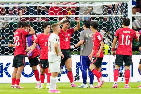 チェコに勝利し、タッチを交わす韓国イレブン（共同）