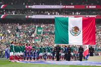 南アフリカ戦の試合前セレモニーで整列するメキシコの選手たち（共同）