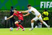 前半、競り合う韓国・李剛仁（左）とチェコのクレイチ（共同）