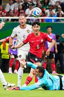 後半、同点ゴールを決める韓国・黄仁範（６）（共同）