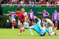 後半、同点ゴールを決める韓国・黄仁範（６）＝共同