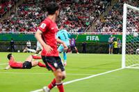 後半、決勝ゴールを決める韓国・呉賢揆（左）＝共同