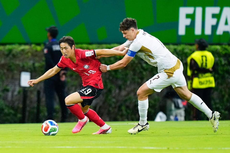 前半、競り合う韓国・李剛仁（左）とチェコのクレイチ（共同）