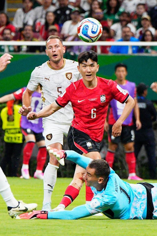 後半、同点ゴールを決める韓国・黄仁範（６）（共同）