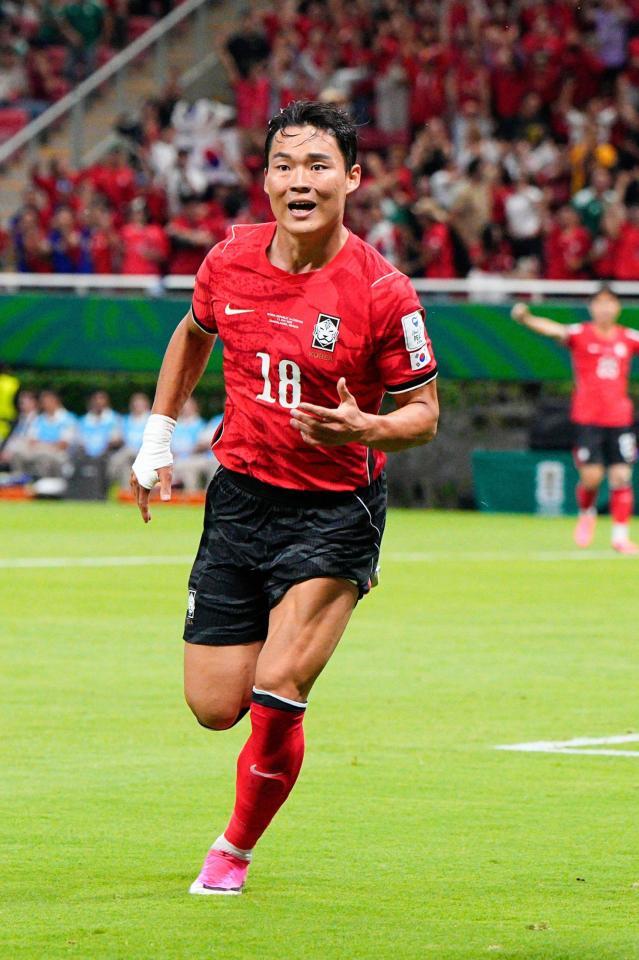 後半、決勝ゴールを決め駆け出す韓国・呉賢揆（共同）