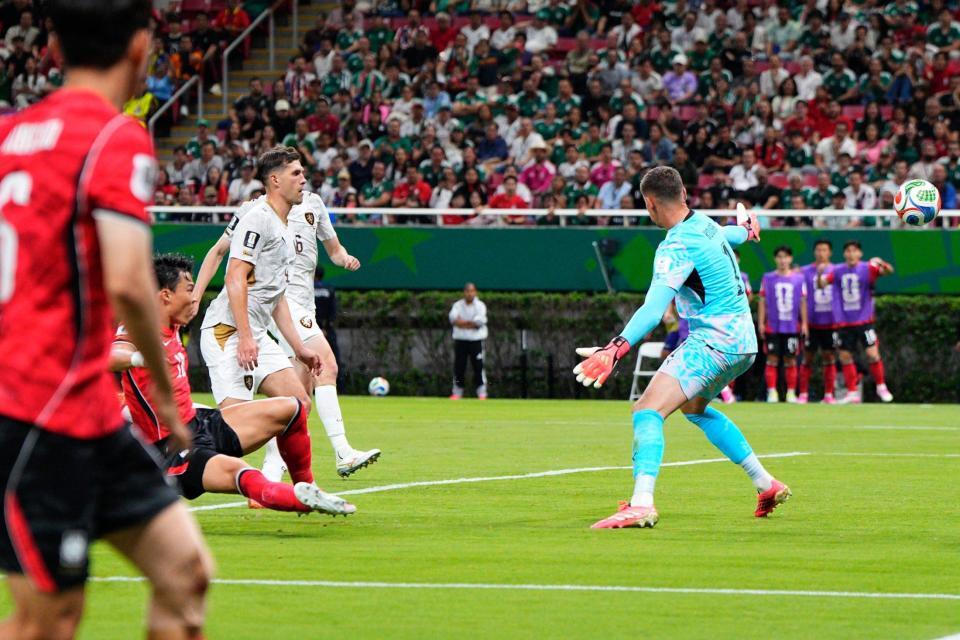 後半、決勝ゴールを決める韓国・呉賢揆（奥左端）＝共同