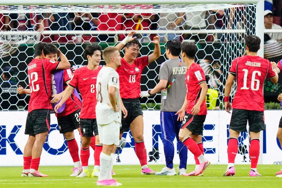 チェコに勝利し、タッチを交わす韓国イレブン（共同）