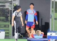 全体練習開始前に姿を見せたＭＦ遠藤航（右）＝６日