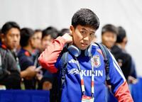 　１０日、オランダ戦に向けた練習を終え引き揚げる遠藤航（共同）