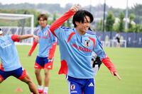 雨の中、練習を行ったＭＦ中村敬斗