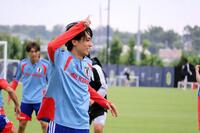 雨の中、練習を行う中村敬斗