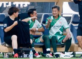　Ｊリーグのオールスター戦に出場したサッカー元日本代表のＦＷ三浦知良（右）＝ＭＵＦＧ国立