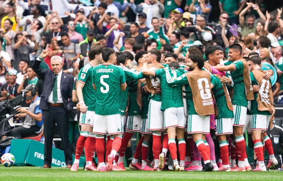 　前半、先制し喜ぶメキシコの選手たち。左端はアギーレ監督（共同）