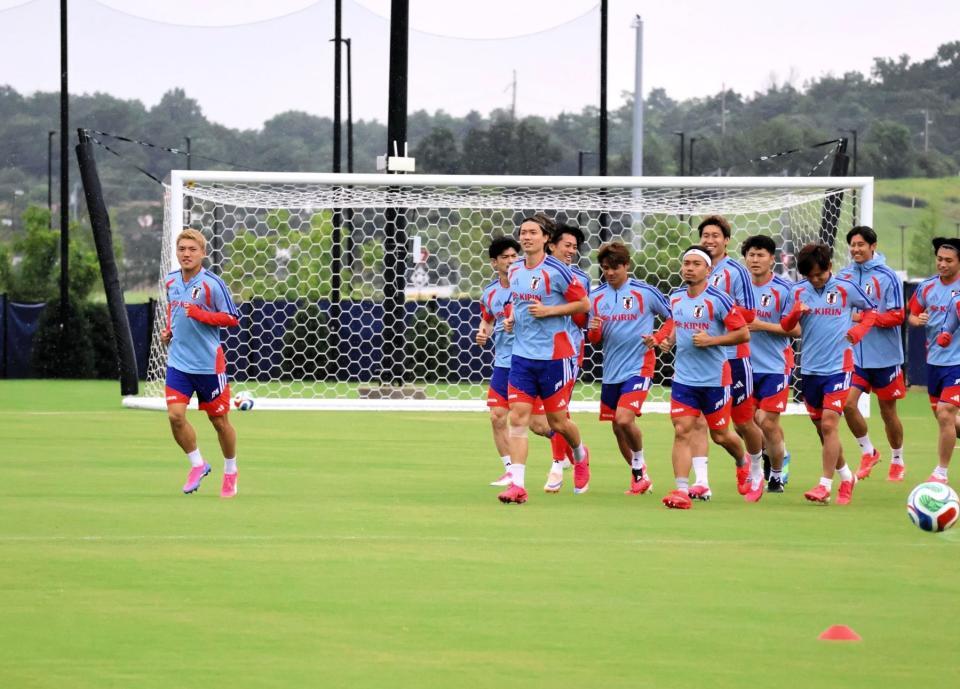 ランニング開始時、先陣を切ったＭＦ堂安律（左）
