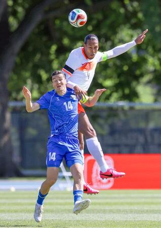 　国際親善試合のウズベキスタン戦で競り合うオランダのファンダイク（右）＝ニューヨーク（ＩＳＩ　Ｐｈｏｔｏｓ提供・ゲッティ＝共同）