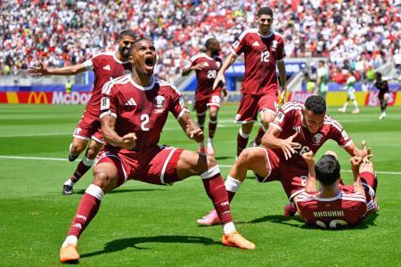 　カタール-スイス　試合終了間際、フーヒ（右下）が同点ゴールを決め、大喜びのカタールイレブン＝サンフランシスコ（ＡＰ＝共同）