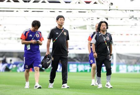 ピッチを歩く日本代表・森保一監督（中央）＝撮影・中田匡峻
