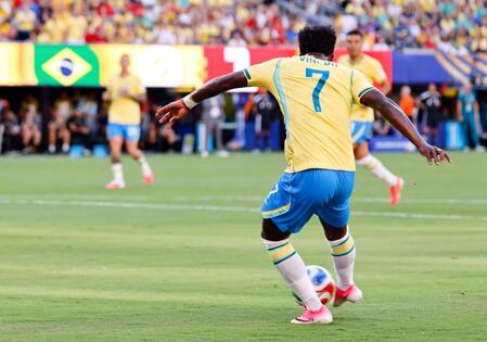 前半、同点ゴールを決めるブラジルのビニシウス（共同）