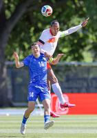 　国際親善試合のウズベキスタン戦で競り合うオランダのファンダイク（右）＝ニューヨーク（ＩＳＩ　Ｐｈｏｔｏｓ提供・ゲッティ＝共同）